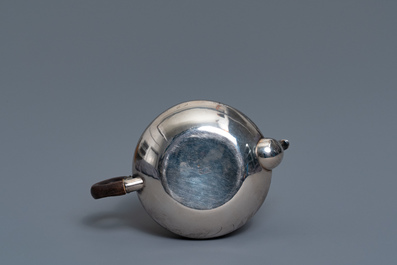 A Chinese silver teapot and cover, impressed mark, 19/20th C.