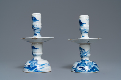 Une paire de bougeoirs et trois figures de gar&ccedil;ons en porcelaine de Chine, 19&egrave;me