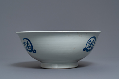 Un grand bol en porcelaine de Japon &agrave; inscription 'MATIJ EDO', Edo, 17&egrave;me