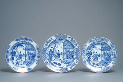 Vijf Chinese blauw-witte 'Romance of the Western Chamber' schotels, Kangxi/Yongzheng