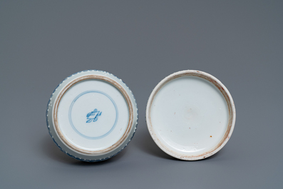 Een Chinese blauw-witte dekseldoos met figuratief decor, Kangxi/Yongzheng