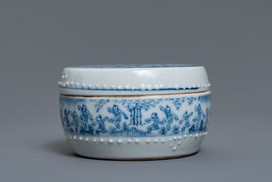 Une bo&icirc;te couverte en porcelaine de Chine en bleu et blanc &agrave; d&eacute;cor figuratif, Kangxi/Yongzheng