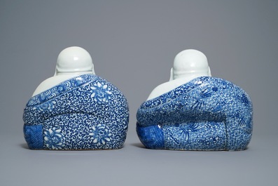 Twee Chinese blauw-witte figuren van Boeddha, 19/20e eeuw