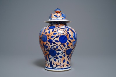 Un vase couvert en porcelaine de Chine en bleu et blanc surd&eacute;cor&eacute;, 19&egrave;me