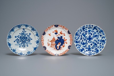Une collection de neuf plats et assiettes en fa&iuml;ence de Delft, 18&egrave;me