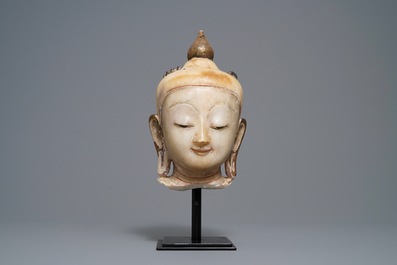 Une t&ecirc;te de Bouddha en alb&acirc;tre dor&eacute; et laqu&eacute;, Birmanie, 19&egrave;me