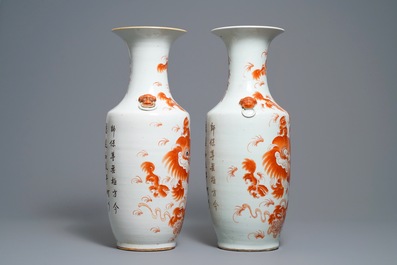 Une paire de vases en porcelaine de Chine &agrave; d&eacute;cor de lions bouddhistes en rouge de fer, 19/20&egrave;me