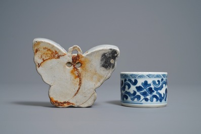 Un vase &agrave; suspendre en forme de papillon et un pot &agrave; encre en porcelaine de Chine en bleu et blanc, Kangxi/Qianlong