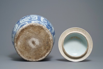 Un vase couvert en porcelaine de Chine en bleu et blanc, Kangxi