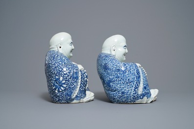 Twee Chinese blauw-witte figuren van Boeddha, 19/20e eeuw