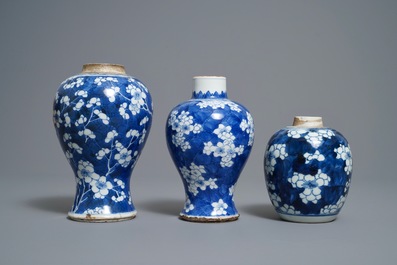 Drie Chinese blauw-witte vazen met 'prunus op gebroken ijs', Kangxi