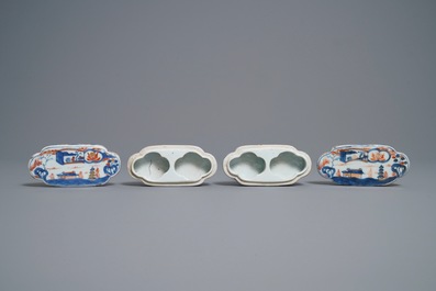 Une paire de bo&icirc;tes &agrave; &eacute;pices en porcelaine de Chine de style Imari, Kangxi