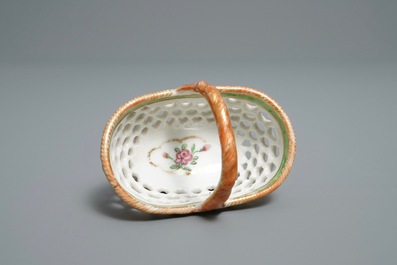 Un panier ajour&eacute; en porcelaine de Chine en rouge de fer et vert, Yongzheng