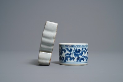 Un vase &agrave; suspendre en forme de papillon et un pot &agrave; encre en porcelaine de Chine en bleu et blanc, Kangxi/Qianlong