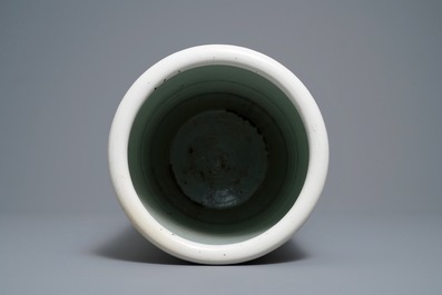 Un vase de forme cylindrique en porcelaine de Chine famille rose, 19&egrave;me