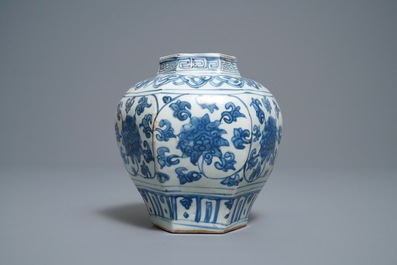 Een Chinese hexagonale blauw-witte vaas met lotusslingers, gemerkt met haas, Wanli