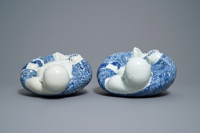 Deux figures de Bouddha en porcelaine de Chine en bleu et blanc, 19/20&egrave;me
