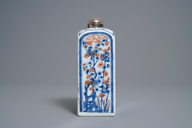 Une bouteille de forme carr&eacute;e &agrave; monture en argent en porcelaine de Chine de style Imari, Kangxi