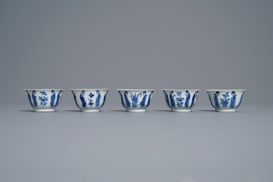 Dix tasses et soucoupes en porcelaine de Chine en bleu et blanc &agrave; d&eacute;cor de longues dames, Kangxi