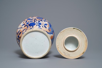 Un vase couvert en porcelaine de Chine en bleu et blanc surd&eacute;cor&eacute;, 19&egrave;me