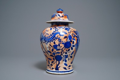 Un vase couvert en porcelaine de Chine en bleu et blanc surd&eacute;cor&eacute;, 19&egrave;me