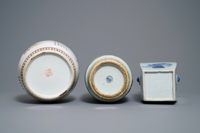 Trois vases en porcelaine de Chine famille rose et bleu et blanc, 19&egrave;me