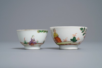Deux tasses et soucoupes en porcelaine de Chine famille rose &agrave; la cueillette des cerises, Qianlong