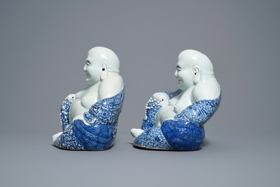 Deux figures de Bouddha en porcelaine de Chine en bleu et blanc, 19/20&egrave;me