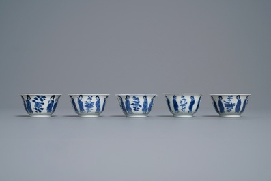 Tien Chinese blauw-witte koppen en schotels met Lange Lijzen, Kangxi