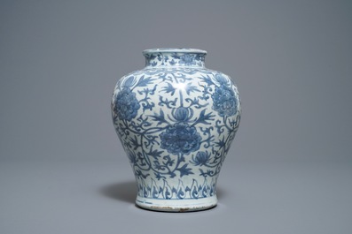 Een Chinese blauw-witte vaas met lotusslingers, Jiajing
