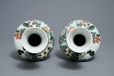Une paire de vases en porcelaine de Chine famille verte, marque de Kangxi, 19&egrave;me