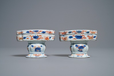 Une paire de bo&icirc;tes &agrave; &eacute;pices en porcelaine de Chine de style Imari, Kangxi