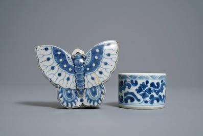 Een Chinese blauw-witte vlindervormige wandvaas en een inktpot, Kangxi/Qianlong