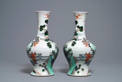 Une paire de vases en porcelaine de Chine famille verte, marque de Kangxi, 19&egrave;me