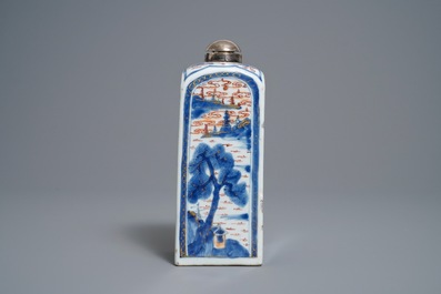 Een Chinese vierkante Imari-stijl fles met zilveren montuur, Kangxi