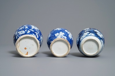 Trois vases en porcelaine de Chine en bleu et blanc aux fleurs de prunus, Kangxi