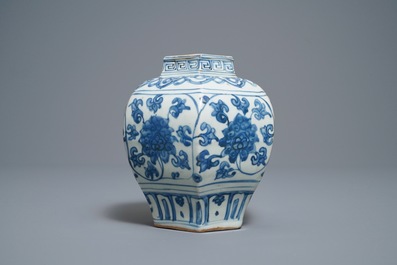 Un vase de forme hexagonale en porcelaine de Chine en bleu et blanc, marqu&eacute; au li&egrave;vre, Wanli