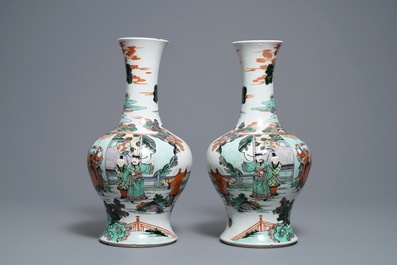 Une paire de vases en porcelaine de Chine famille verte, marque de Kangxi, 19&egrave;me