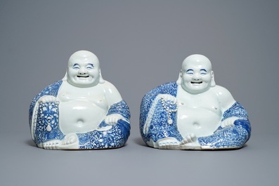 Twee Chinese blauw-witte figuren van Boeddha, 19/20e eeuw