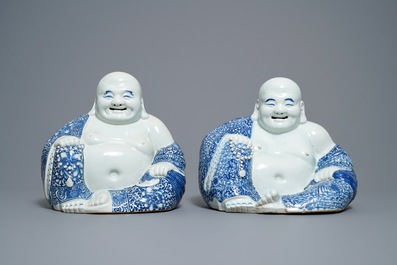 Deux figures de Bouddha en porcelaine de Chine en bleu et blanc, 19/20&egrave;me