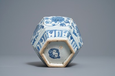 Een Chinese hexagonale blauw-witte vaas met lotusslingers, gemerkt met haas, Wanli