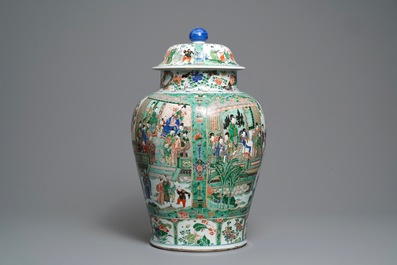 Een paar grote Chinese famille verte dekselvazen, Kangxi