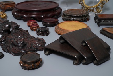 A collection of Chinese stands in carved wood and gilt bronze, 19/20th C.