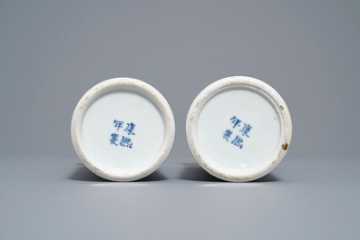 Een Chinees blauw-wit vijfdelig kaststel met pauwen, Kangxi merk, 19e eeuw