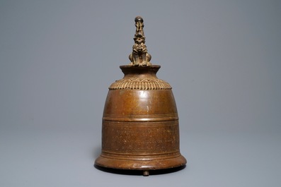 Une grande cloche de temple en bronze &agrave; inscription, Birmanie, 19&egrave;me