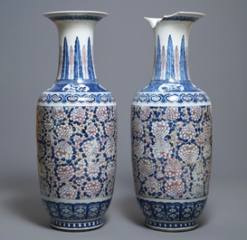 Een paar grote Chinese blauw-witte en koperrode vazen, 19e eeuw