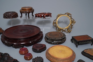 Een collectie Chinese houten en verguld bronzen sokkels, 19/20e eeuw