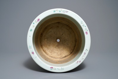 Une jardini&egrave;re en porcelaine de Chine famille rose, 19&egrave;me