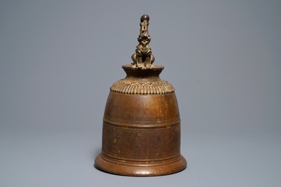 Une grande cloche de temple en bronze &agrave; inscription, Birmanie, 19&egrave;me