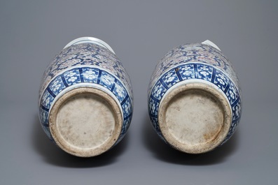 Een paar grote Chinese blauw-witte en koperrode vazen, 19e eeuw